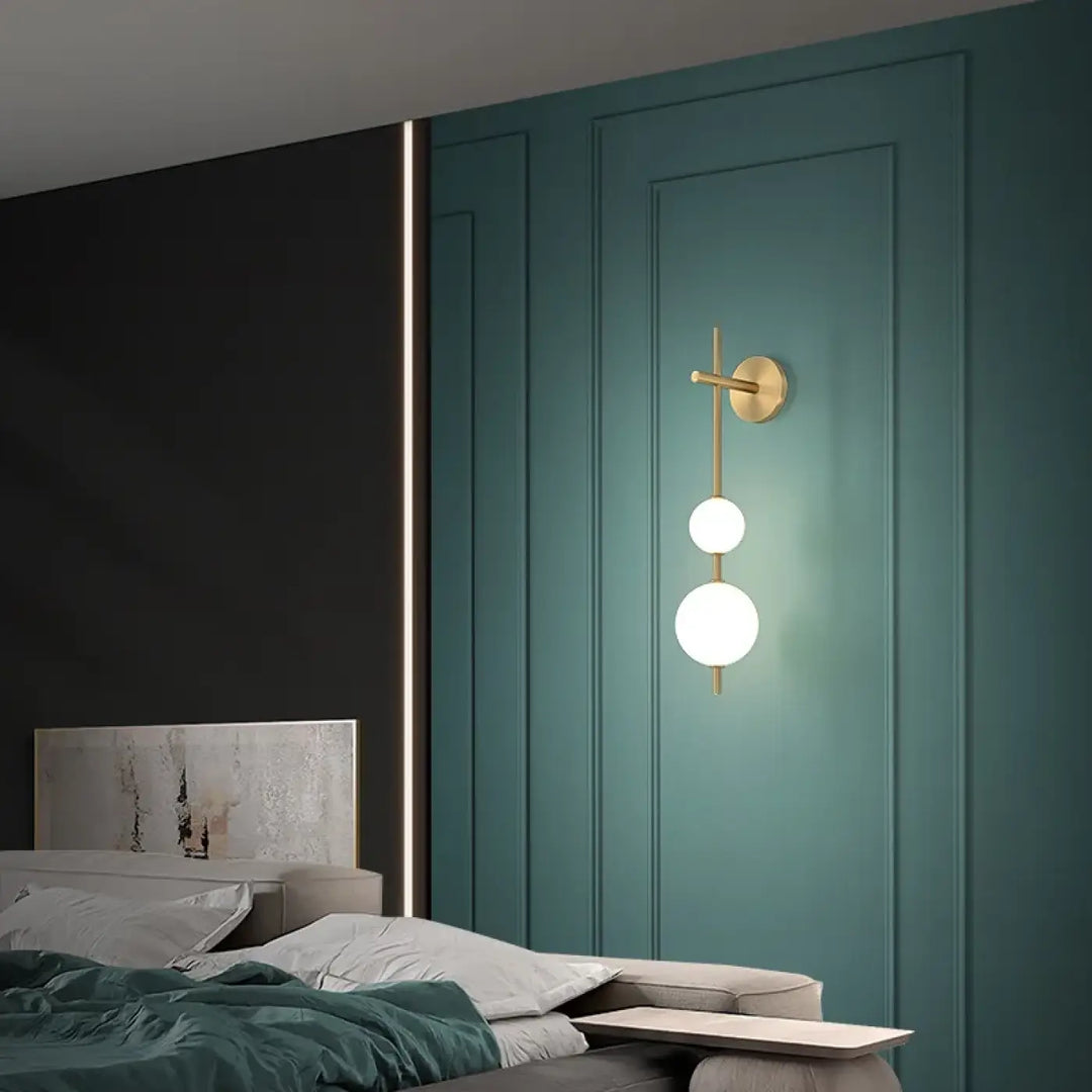 Applique murale design en métal avec boules suspendues blanches
