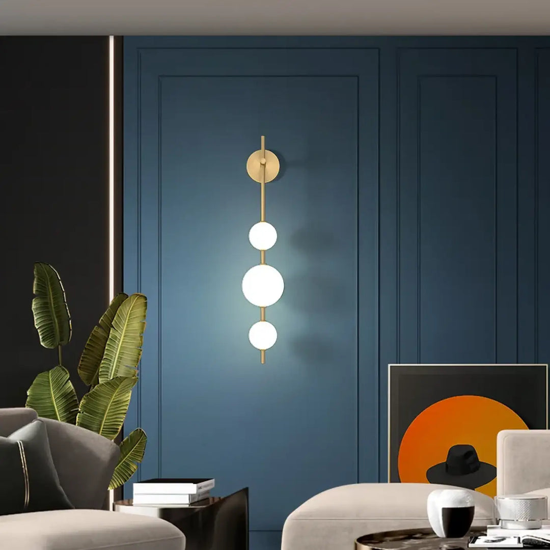 Applique murale design en métal avec boules suspendues blanches