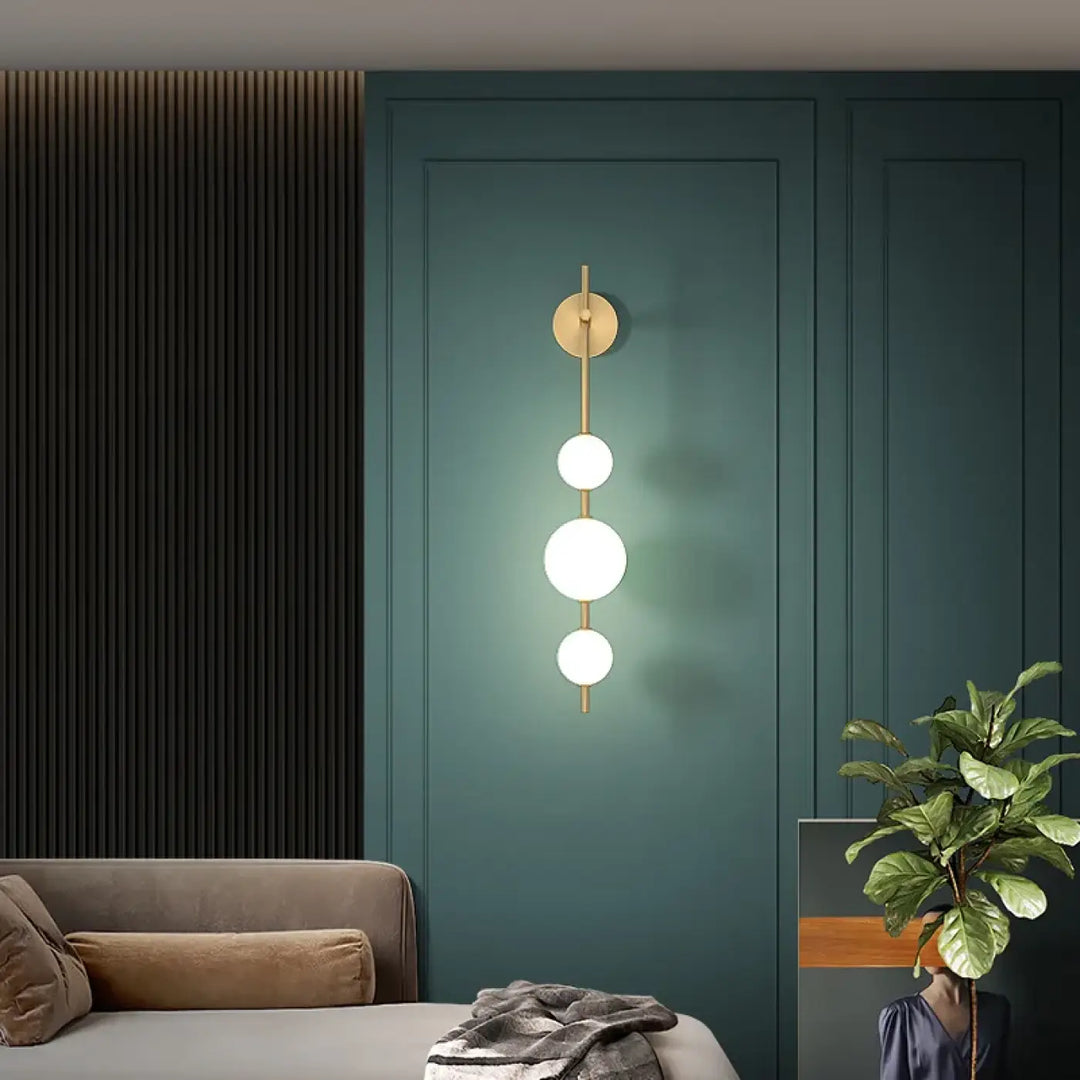 Applique murale design en métal avec boules suspendues blanches