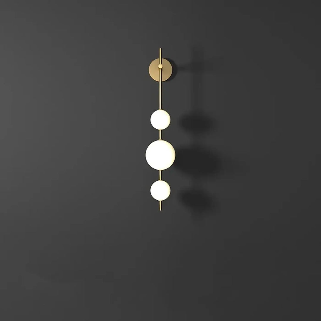 Applique murale design en métal avec boules suspendues blanches