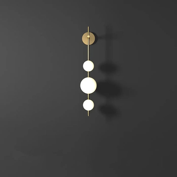 Applique murale design en métal avec boules suspendues blanches