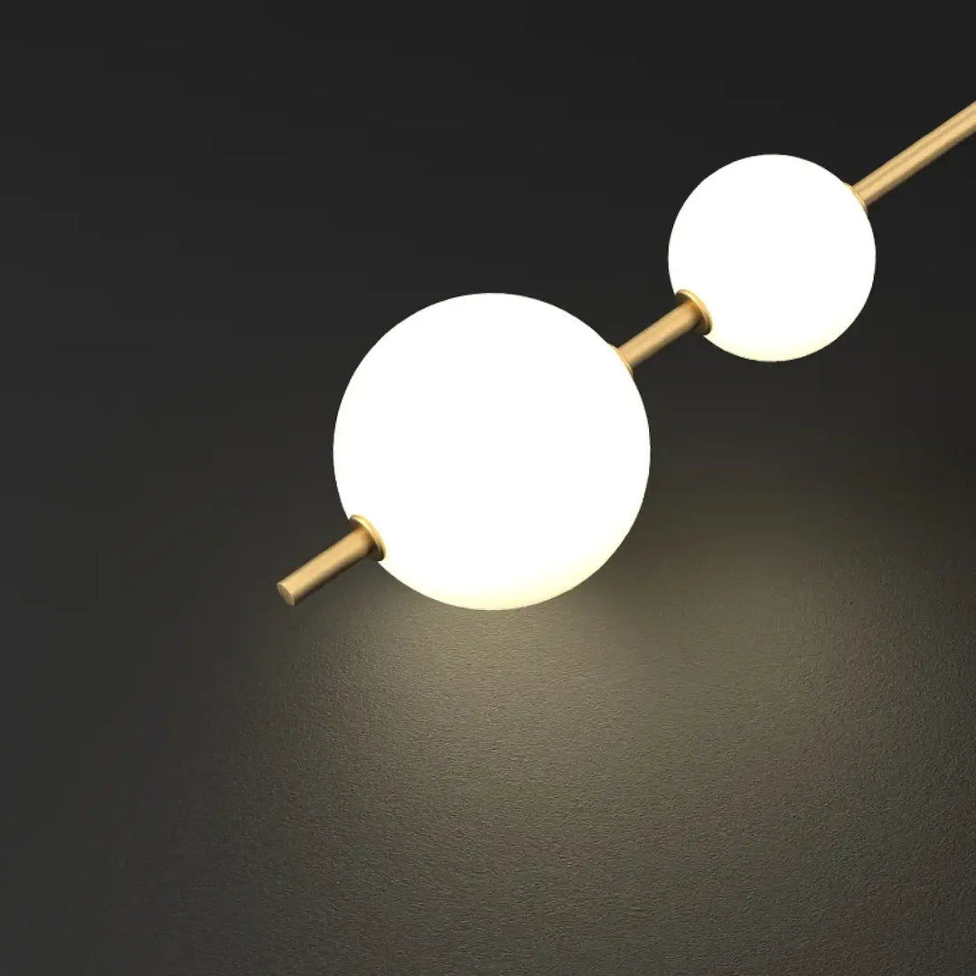 Applique murale design en métal avec boules suspendues blanches