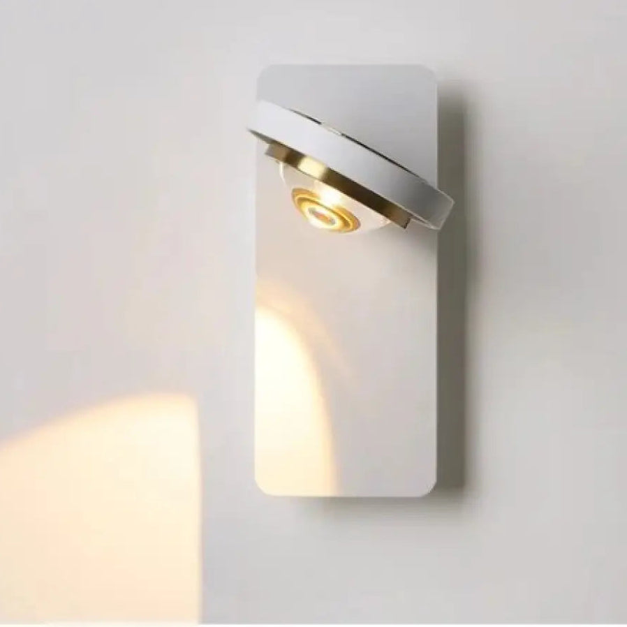 Applique murale fokuss moderne en blanc avec spot orientable et accents dorés pour interior wall light design minimaliste