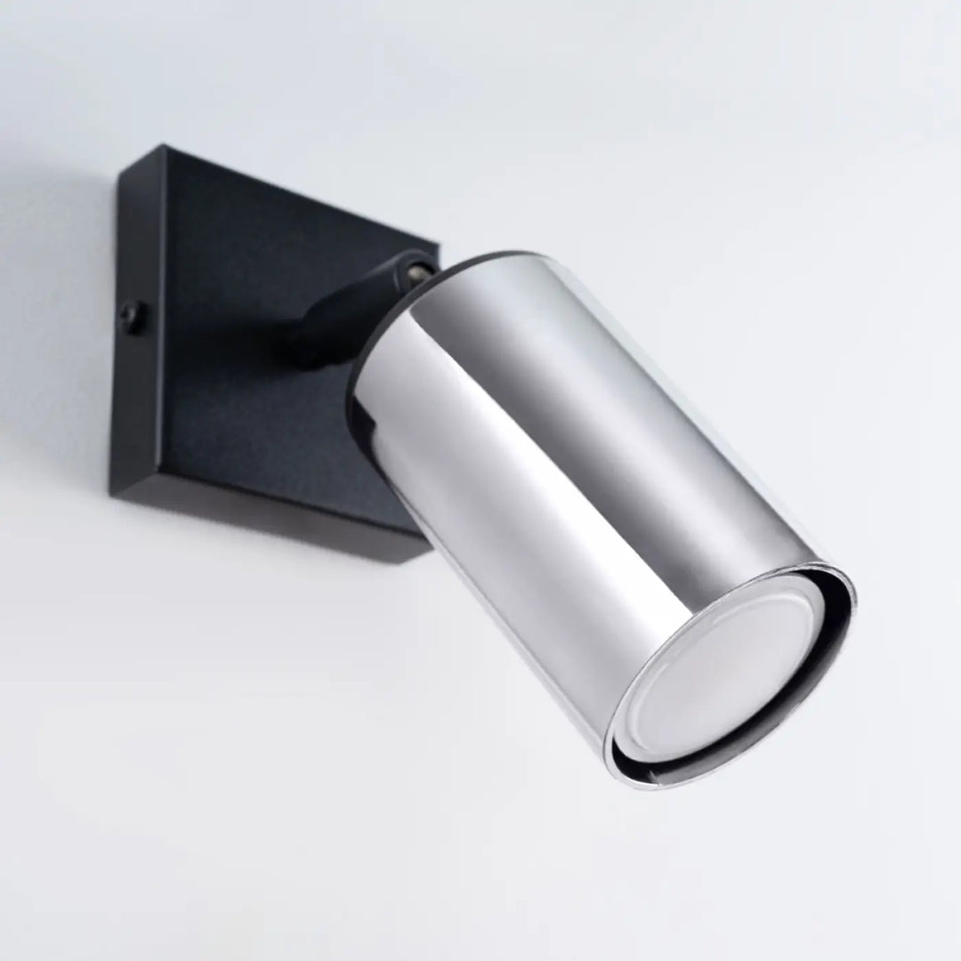 Applique winx noir chrome avec spot cylindrique chromé moderne monté sur plaque murale carrée noire mate