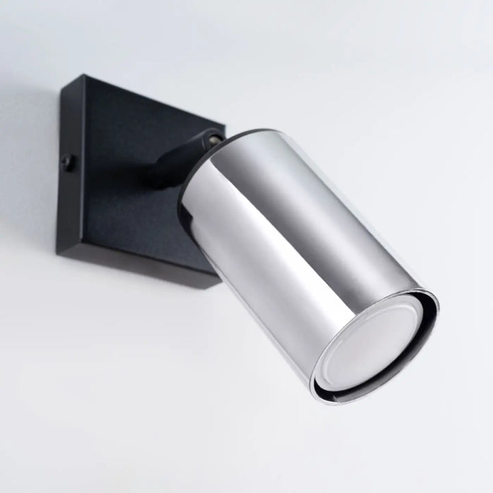 Applique winx noir chrome avec spot cylindrique chromé moderne monté sur plaque murale carrée noire mate