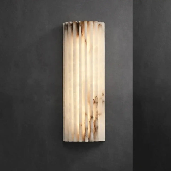 Applique murale albor en albâtre naturel avec finition striée crème et veinures marron pour un murale design élégant