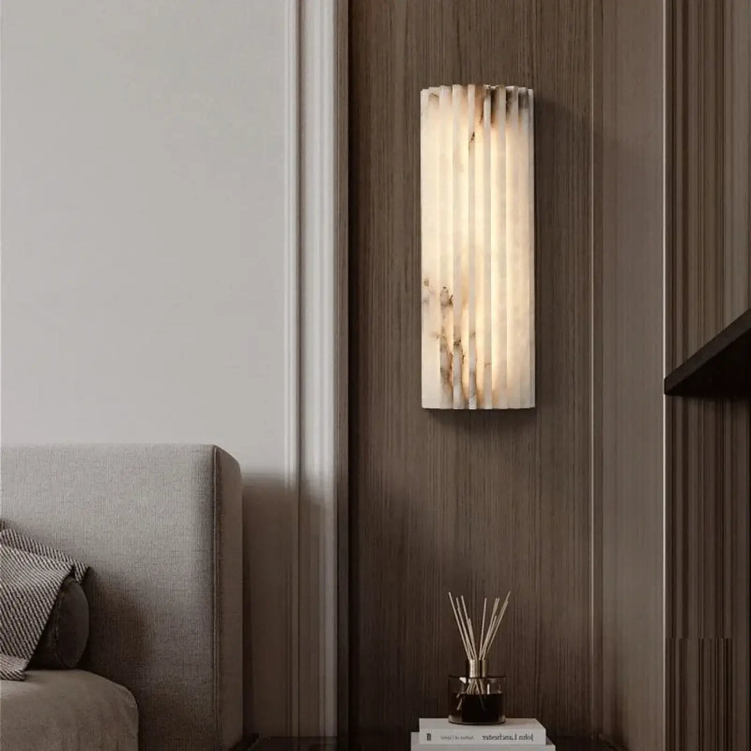 Applique murale albor en onyx blanc poli avec finition striée naturelle pour un éclairage murale design élégant