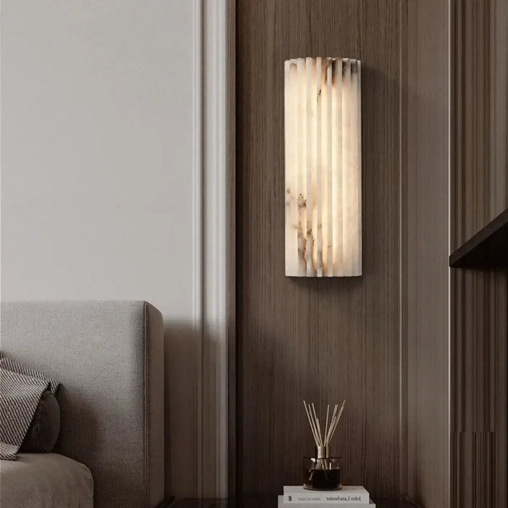 Applique murale albor en onyx blanc poli avec finition striée naturelle pour un éclairage murale design élégant