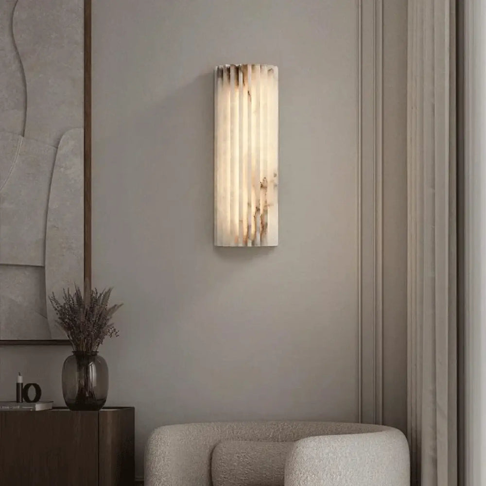 Applique murale albor en albâtre translucide à finition striée avec lumière chaude et design murale élégant