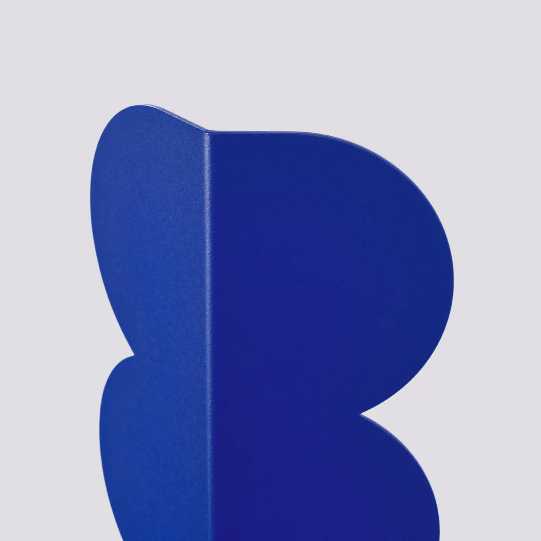 Applique murale biscuit outremer en métal bleu mat au design abstrait avec forme ondulée caractéristique compose d’une lampe