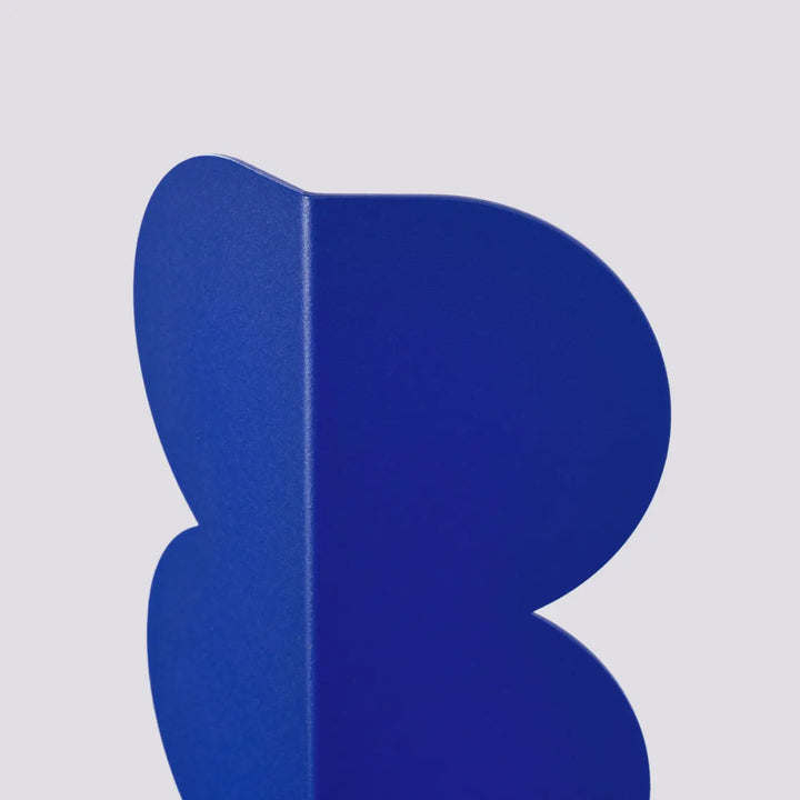 Applique murale biscuit outremer en métal bleu mat au design abstrait avec forme ondulée caractéristique compose d’une lampe