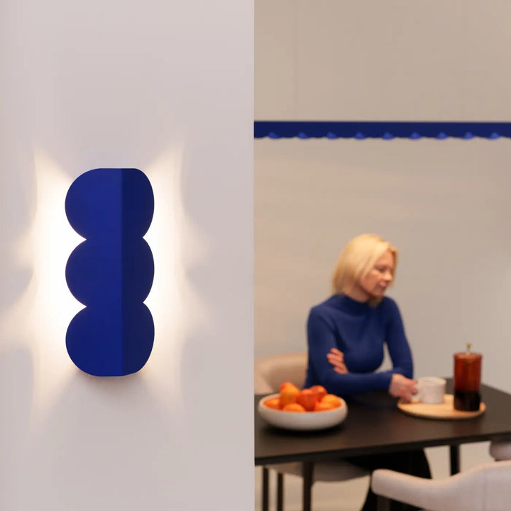 Applique murale biscuit outremer en forme ondulée caractéristique compose d’une lampe bleu cobalt moderne