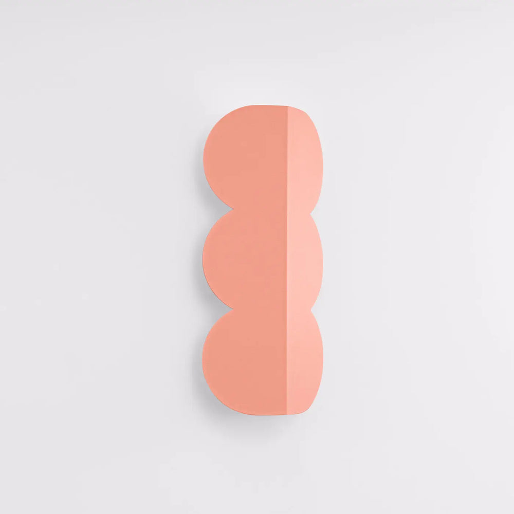 Applique murale biscuit allient forme ondulée caractéristique en lumière peach compose d’une lampe moderne segmentée