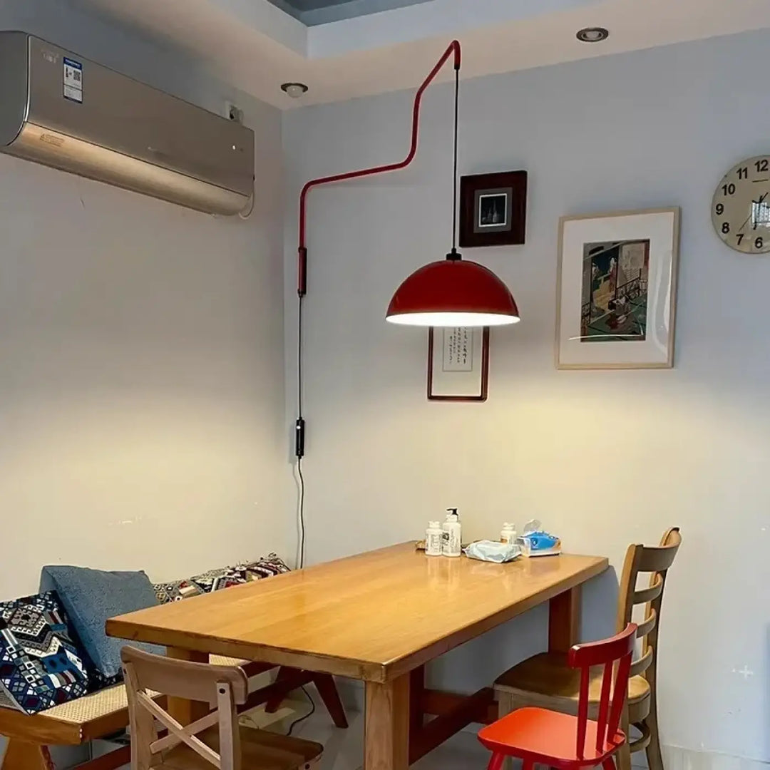 Applique murale design rouge avec bras articulé au style moderne