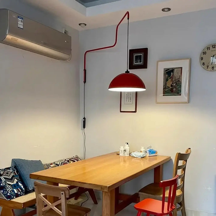 Applique murale design rouge avec bras articulé au style moderne