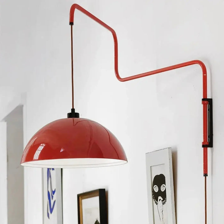 Applique murale design rouge avec bras articulé au style moderne
