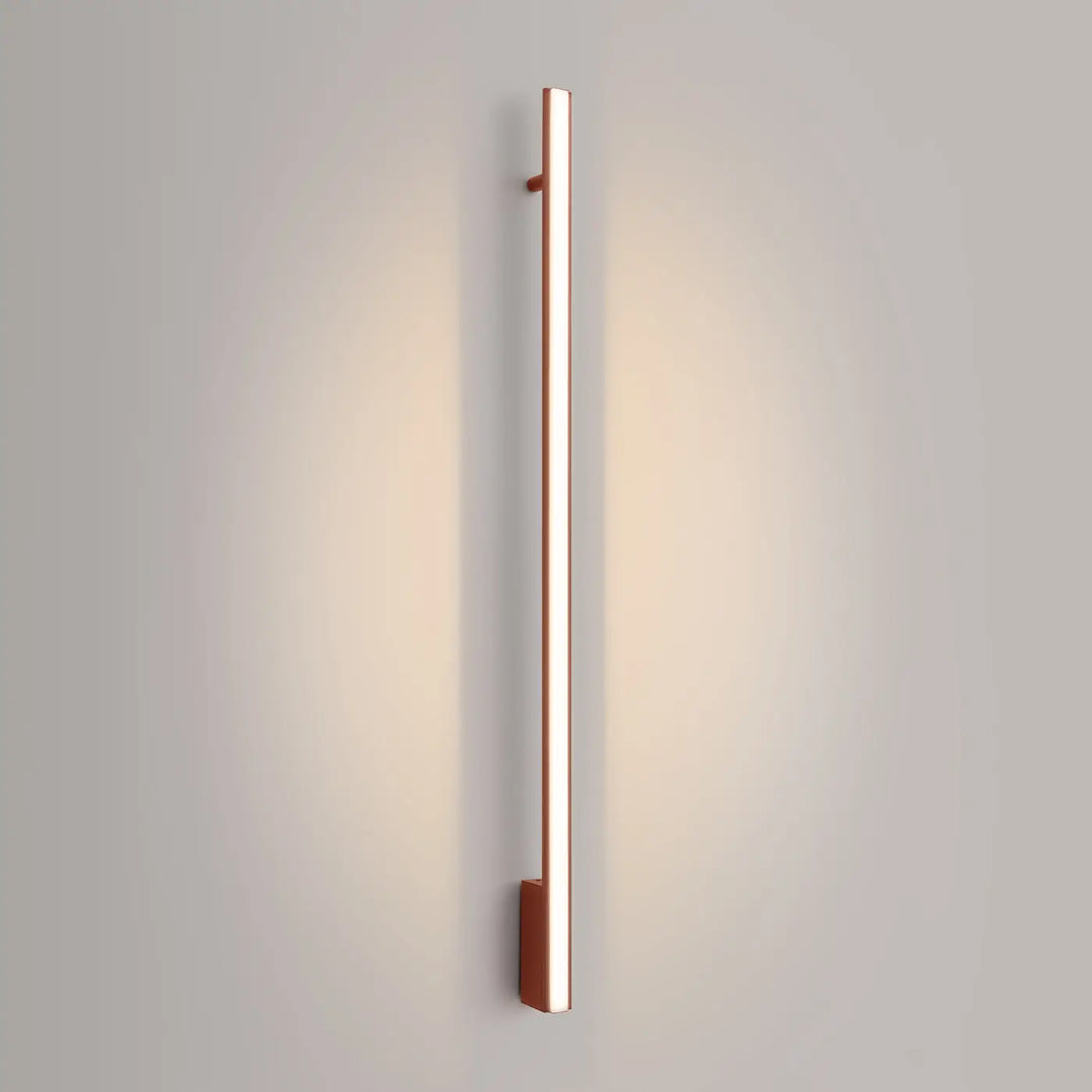 Applique murale lagom 120 rouge ocre avec finition métallique rose gold plafonniers linéaires lumière chaude trois longueurs