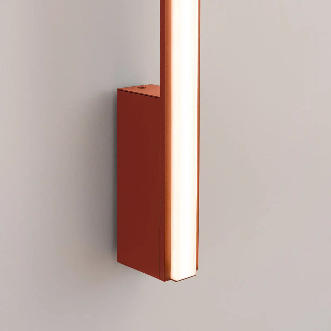 Applique murale lagom 120 rouge ocre en cuivre avec led verticale pour une lumière chaude et design plafonniers linéaires