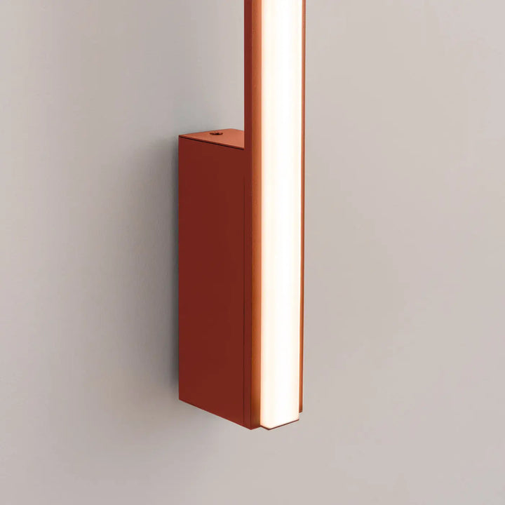 Applique murale lagom 120 rouge ocre en cuivre avec led verticale pour une lumière chaude et design plafonniers linéaires