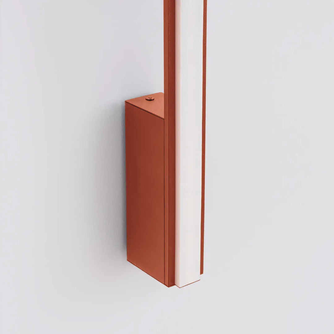 Applique murale lagom 120 rouge ocre en cuivre avec led intégrée pour une lumière chaude, disponible en trois longueurs plafonniers linéaires