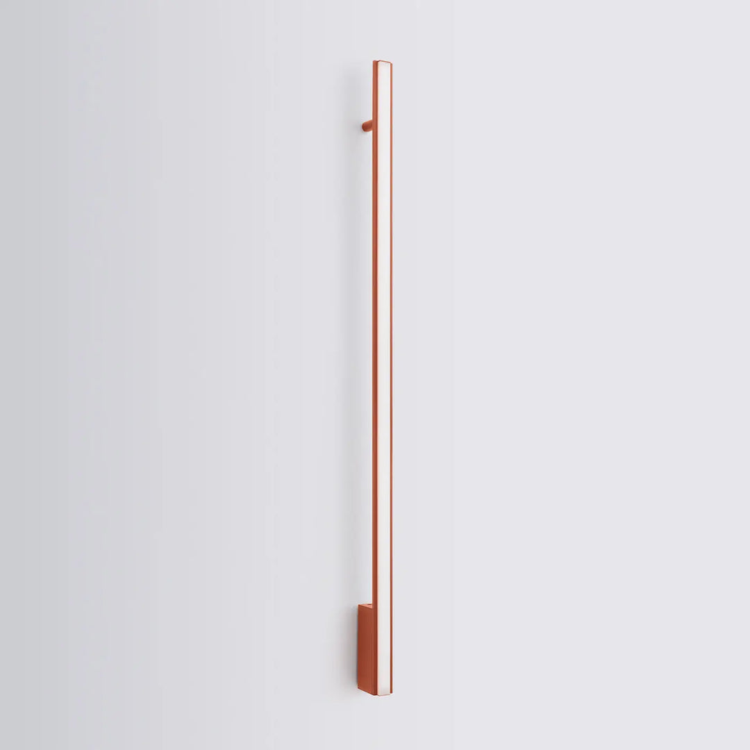 Applique murale lagom 120 en cuivre rouge ocre avec lumière chaude intégrée, idéale pour plafonniers linéaires trois longueurs
