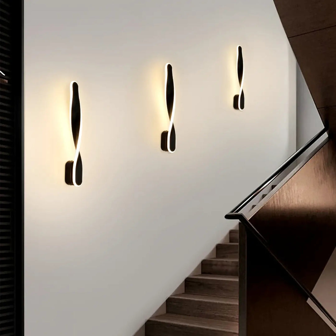Applique murale laka noire moderne avec design torsadée en led pour un éclairage mural design torsadée élégant