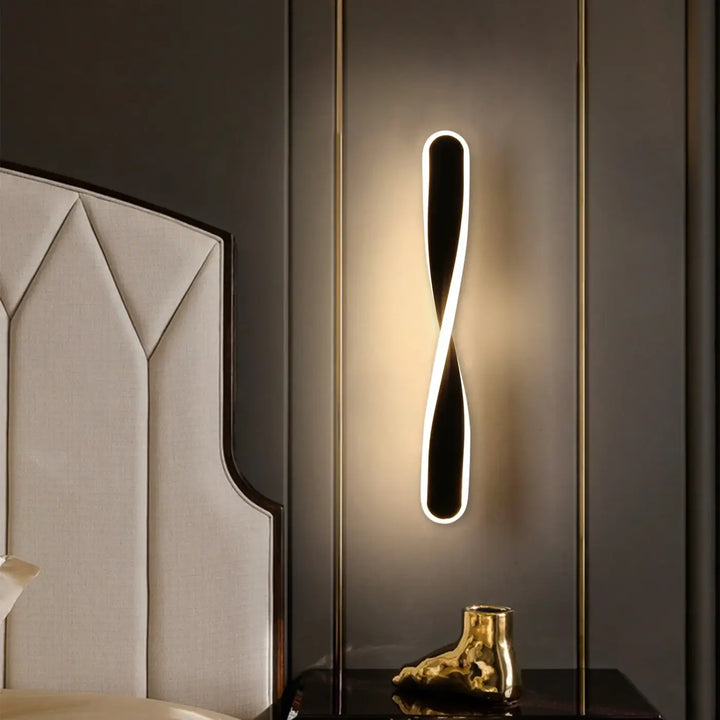 Applique murale laka en led ton or avec design torsadée moderne offrant un éclairage d ambiance chaleureux