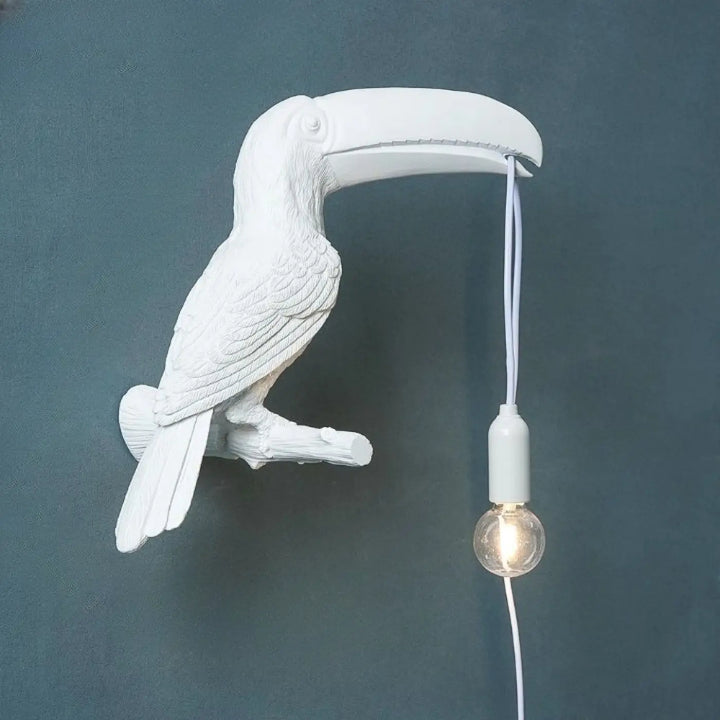 Applique murale blanche en forme de toucan avec corps texturé et ampoule suspendue design toucan perché