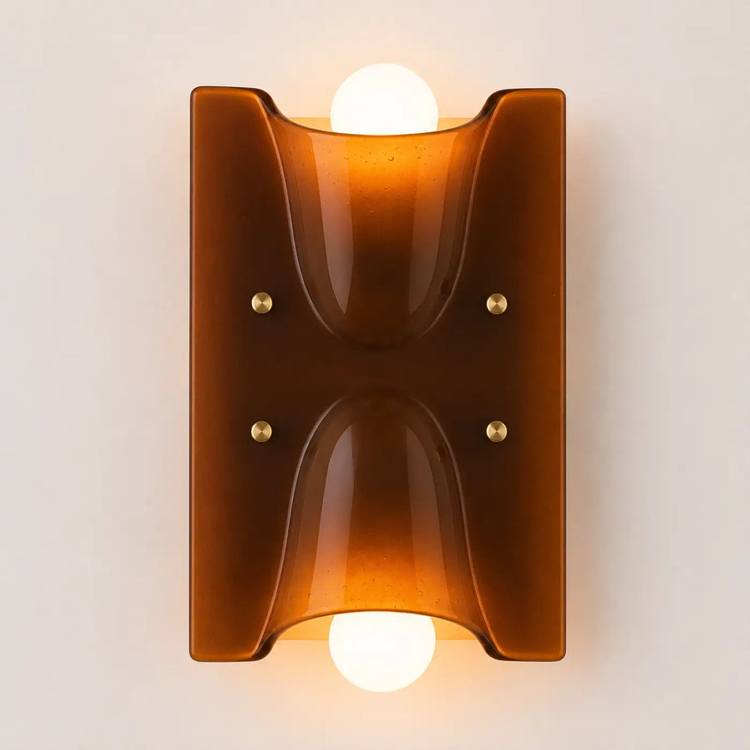 Applique murale kavia en verre sculpté ambre chaud avec design double sens et accents en laiton élégant