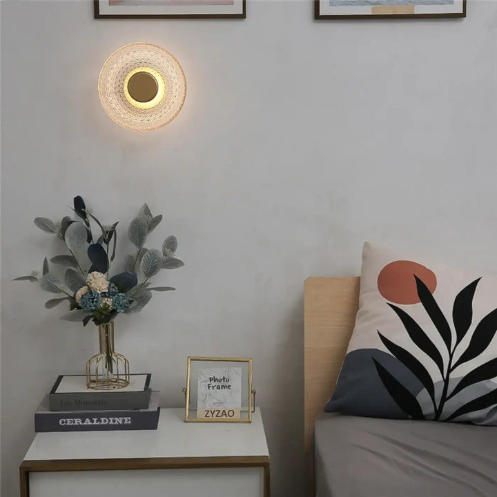 Applique murale design luminaire plafonnier crista avec abat-jour en verre translucide texturé et centre doré chaud