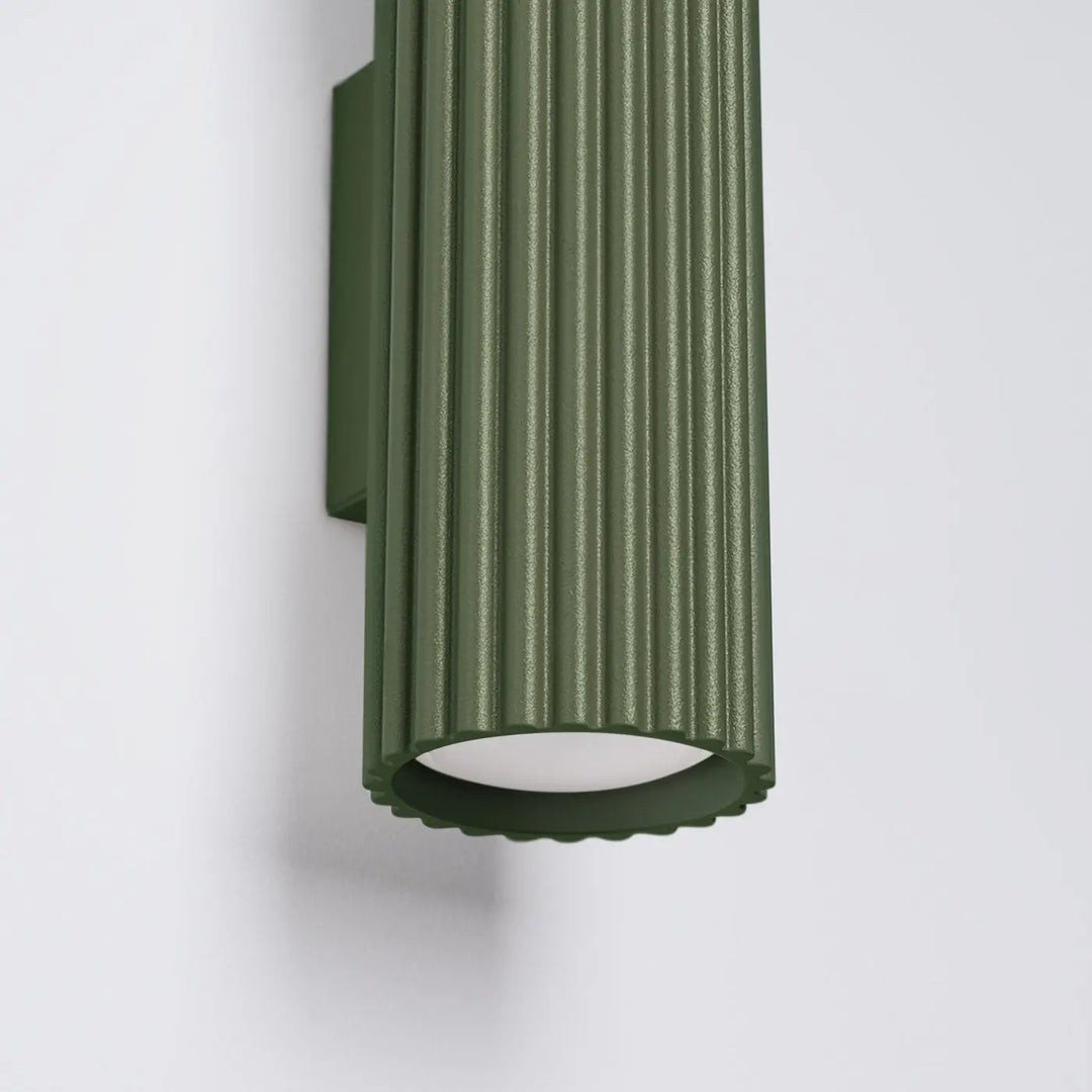 Applique murale karbon 20 vert olive avec diffuseur en verre dépoli circulaire et design minimaliste moderne