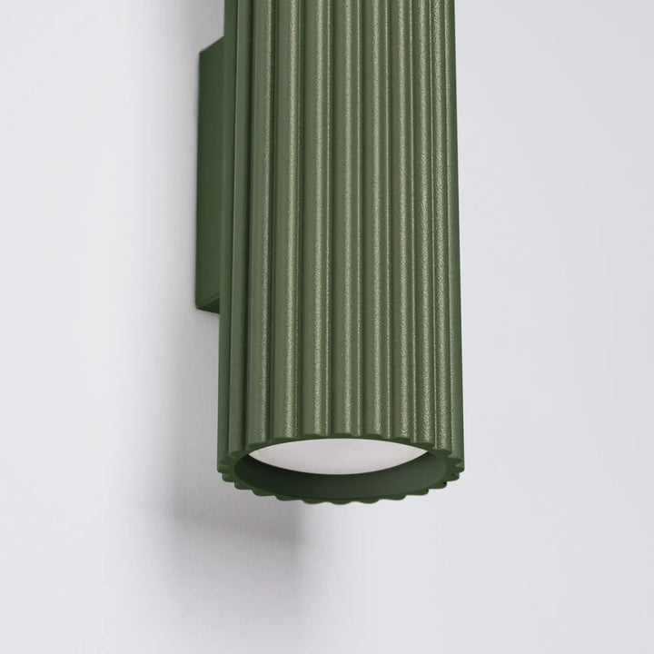 Applique murale karbon 20 vert olive avec diffuseur en verre dépoli circulaire et design minimaliste moderne