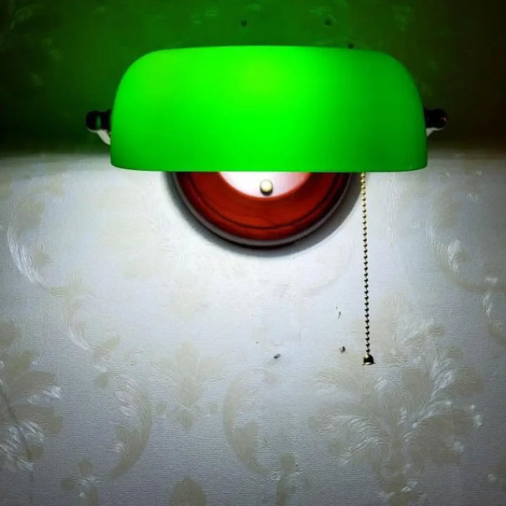 Applique murale design en verre vert vif avec base rouge circulaire et chaîne noire pour un éclairage original murale design