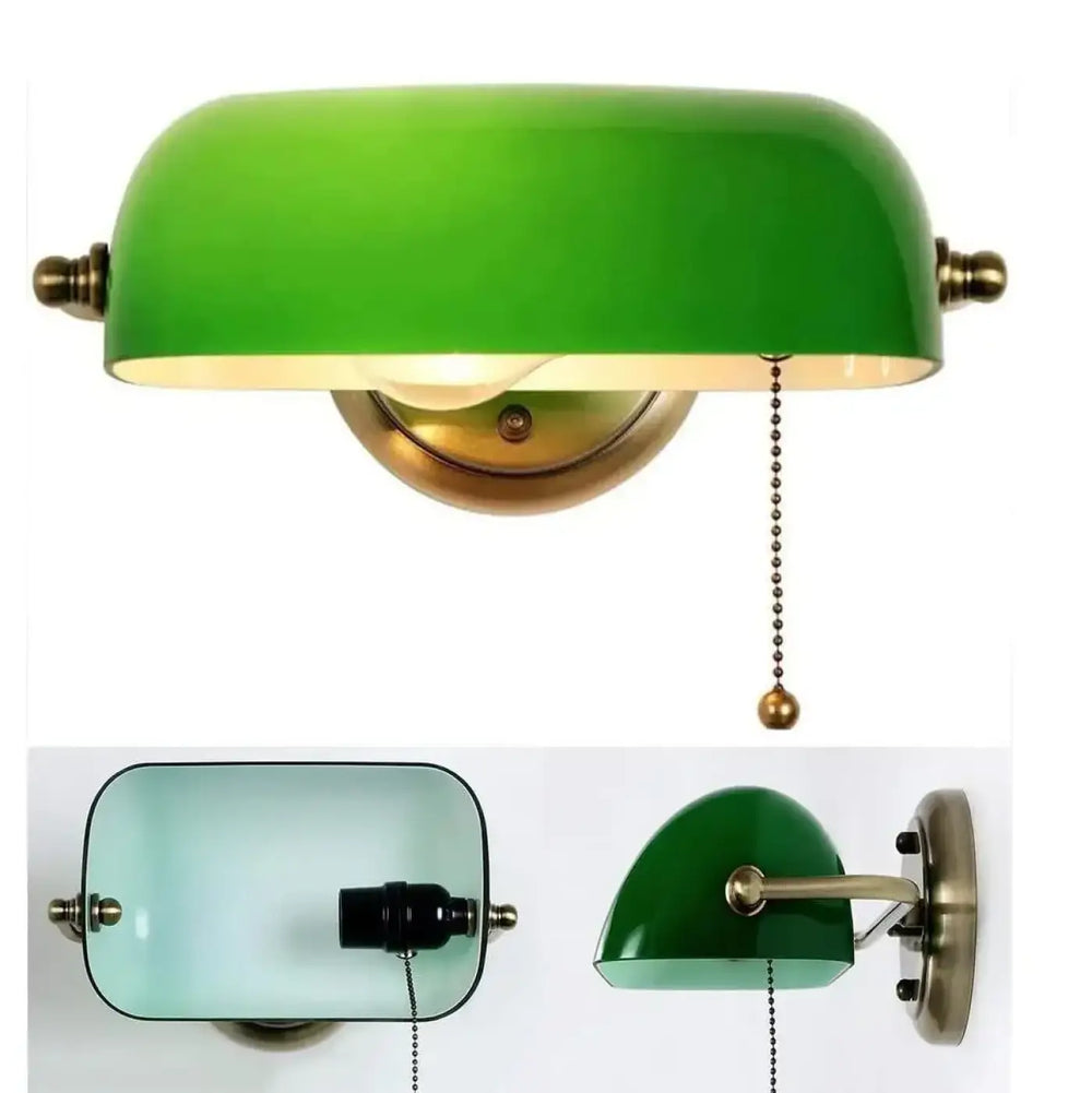 Applique murale design avec lampe de bureau verte en verre et accents en laiton avec interrupteur à chaînette