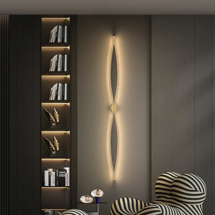 Applique murale alixa dorée en métal avec design torsadé moderne, lumière ambiante chaleureuse idéale salle à manger ou chambre