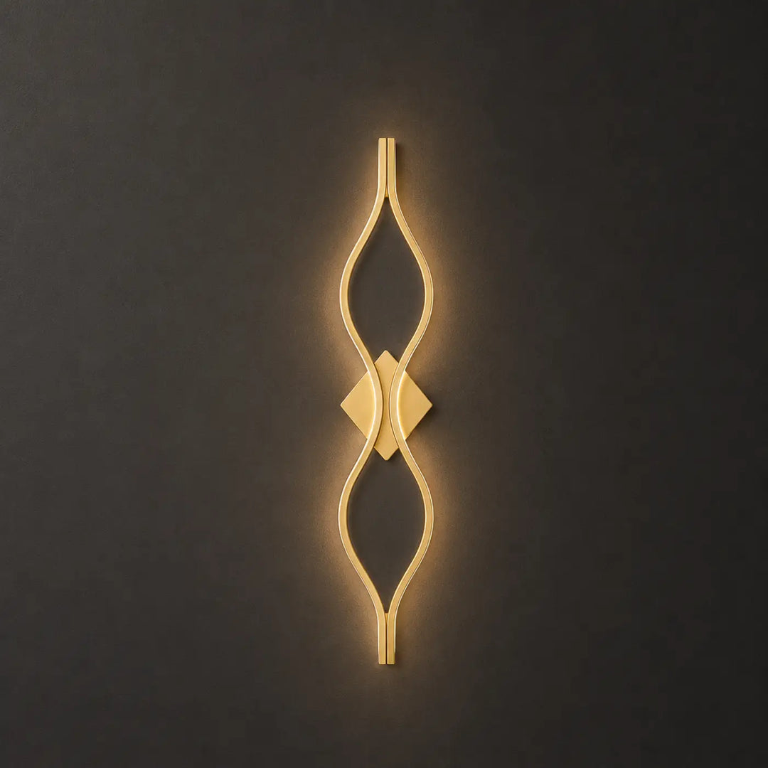 Applique murale alixa dorée et élégante avec un design fluide et un accent central en forme de diamant pour salle à manger ou chambre