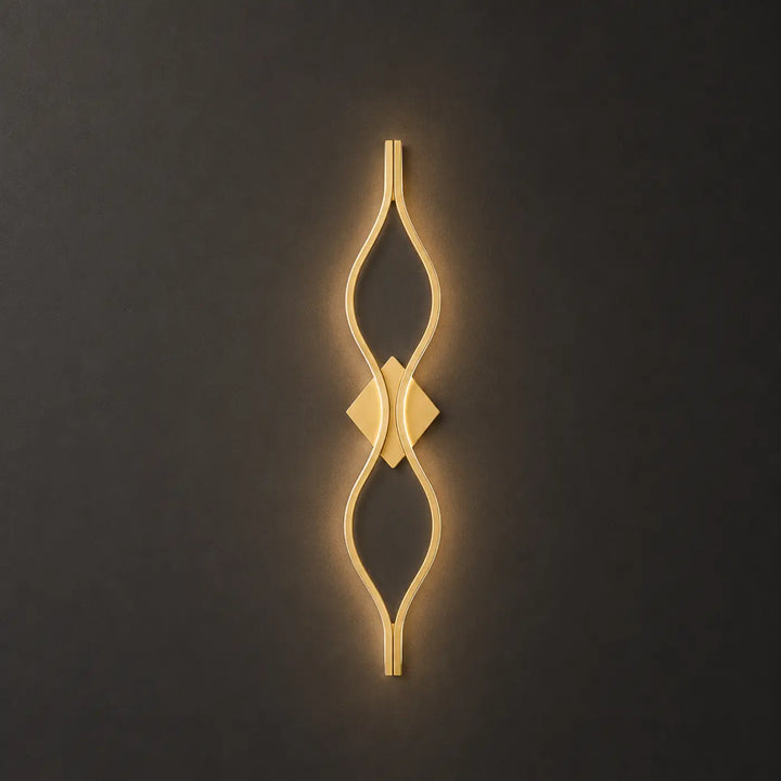 Applique murale alixa dorée et élégante avec un design fluide et un accent central en forme de diamant pour salle à manger ou chambre
