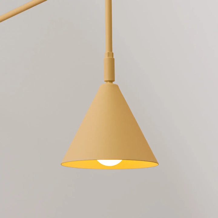 Applique murale nox or en forme exceptionnellement légère avec abat-jour géométrique jaune moutarde mat et éclat chaleureux intérieur