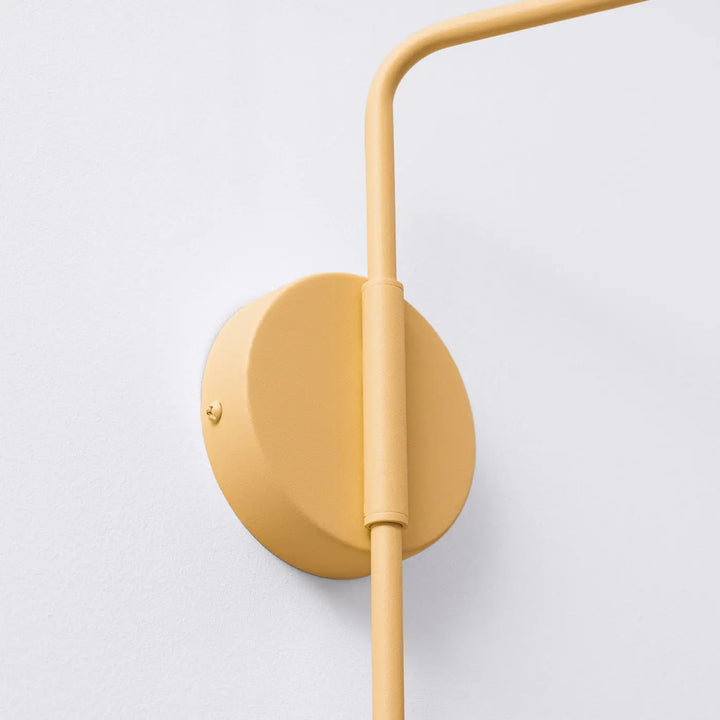 Applique murale nox or jaune avec forme exceptionnellement légère, bras métallique incurvé et base circulaire élégante