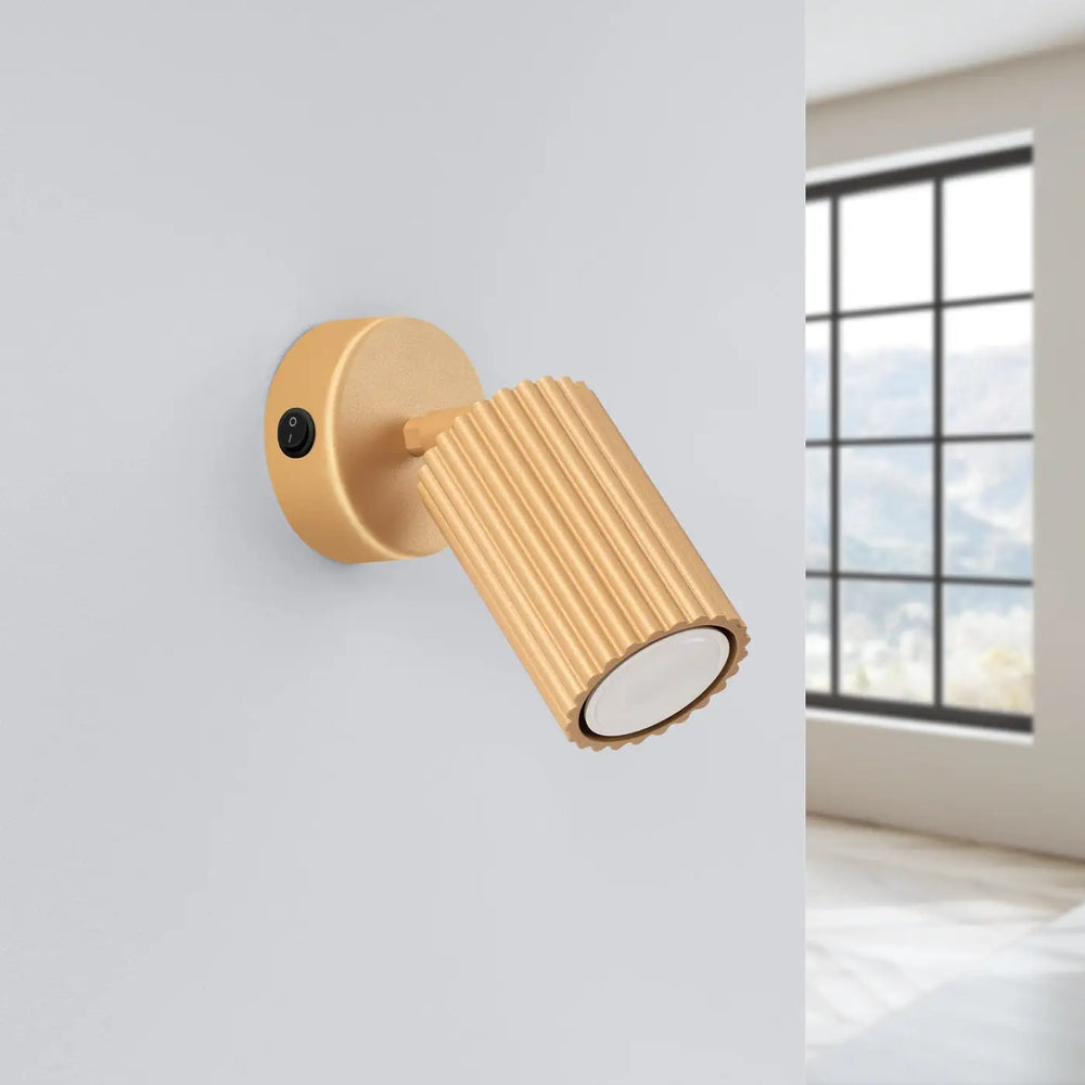 Applique murale avec interrupteur karbon en or avec abat-jour cylindrique nervuré et ampoules gu10 interchangeables design minimaliste