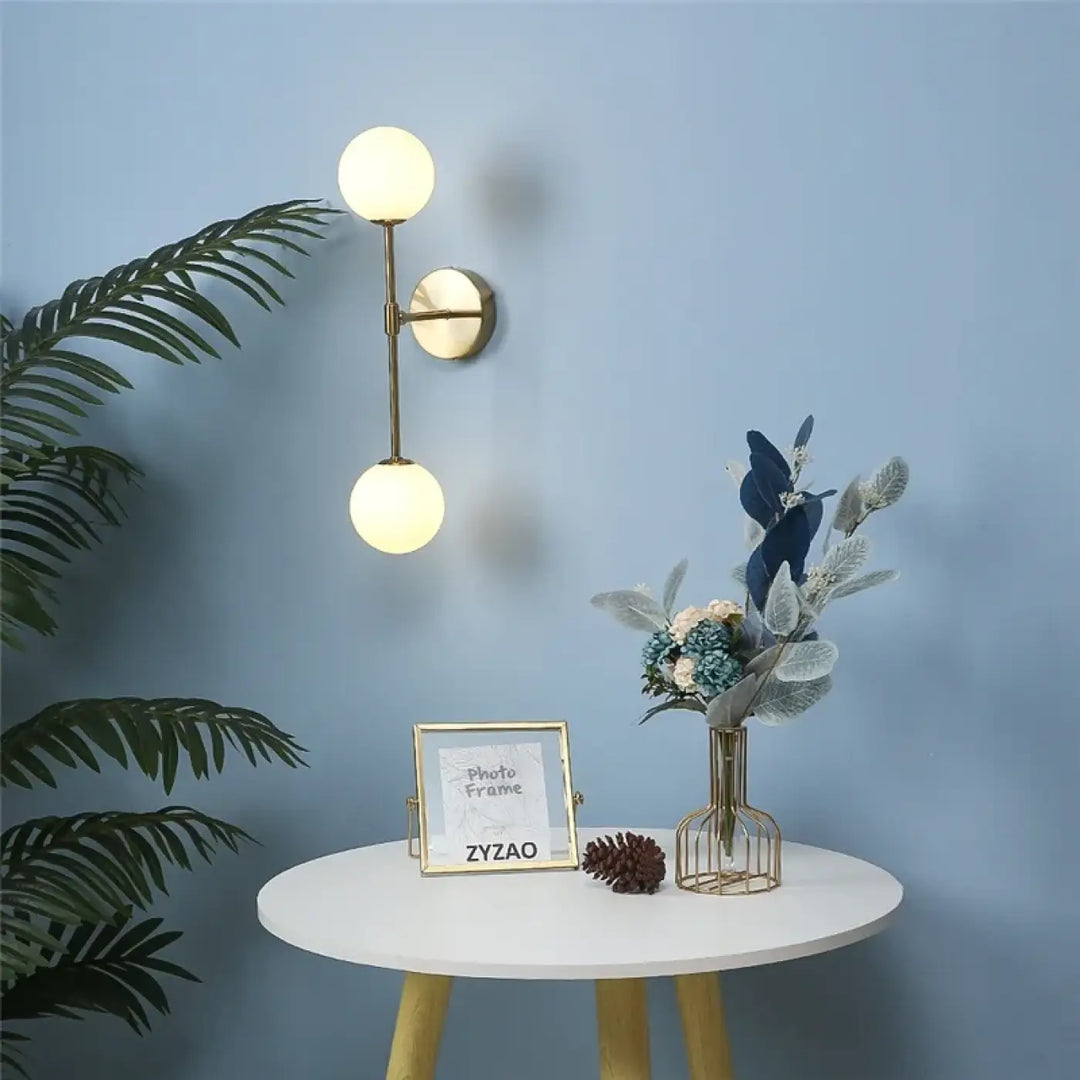 Applique murale dorée LED avec deux boules blanches

