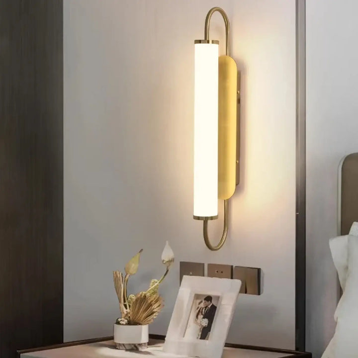 Applique Murale Dorée Avec Long Tube Blanc Pour Tête De Lit Élégante