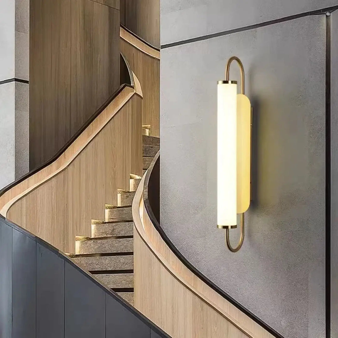 Applique Murale Dorée Avec Long Tube Blanc Pour Tête De Lit Élégante