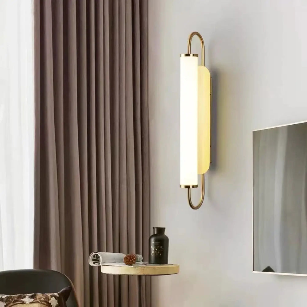 Applique Murale Dorée Avec Long Tube Blanc Pour Tête De Lit Élégante