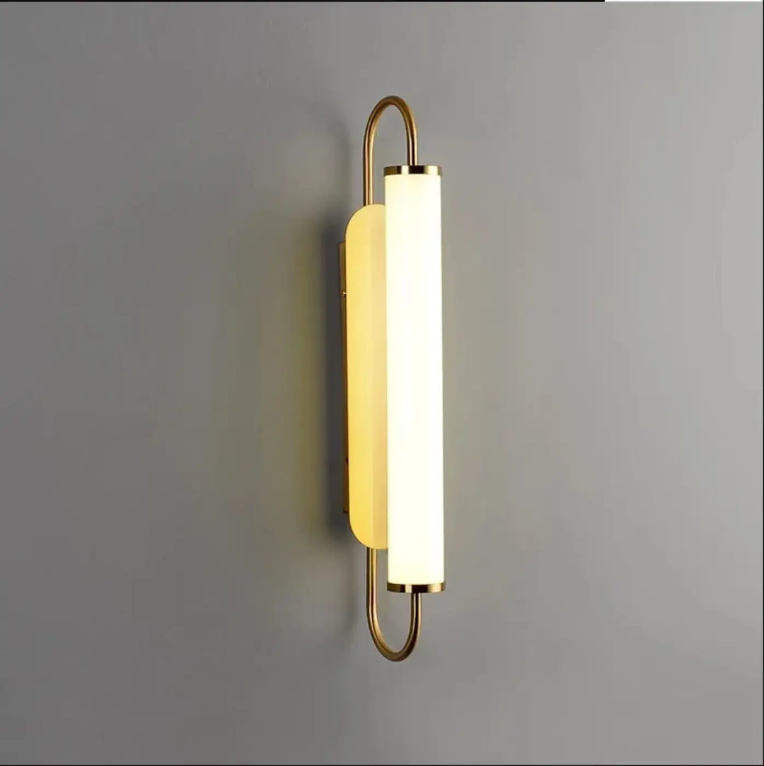 Applique Murale Dorée Avec Long Tube Blanc Pour Tête De Lit Élégante