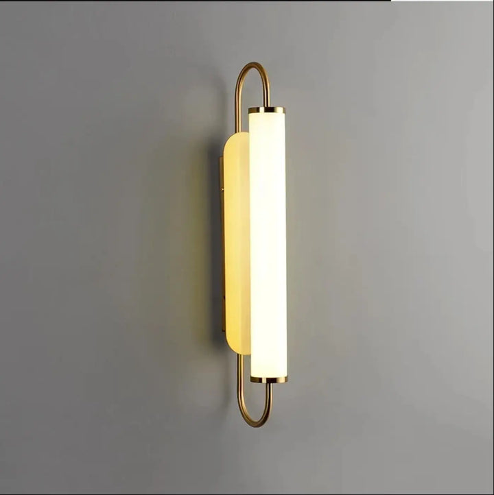 Applique Murale Dorée Avec Long Tube Blanc Pour Tête De Lit Élégante