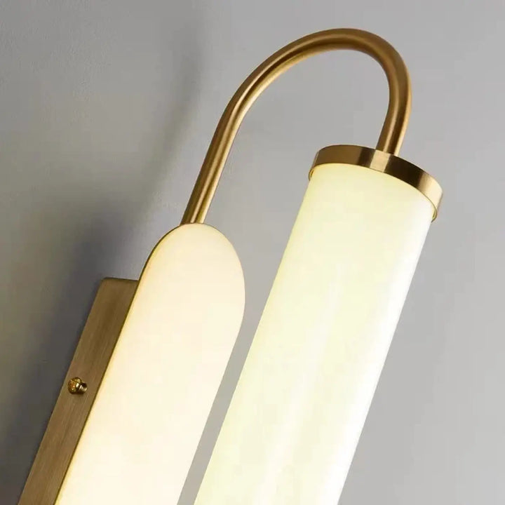 Applique Murale Dorée Avec Long Tube Blanc Pour Tête De Lit Élégante