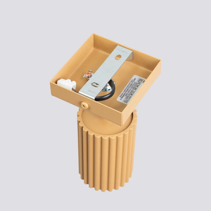 Plafonnier karbon allie en design minimaliste avec ampoules gu10 interchangeables et finition dorée ribbée cylindrique