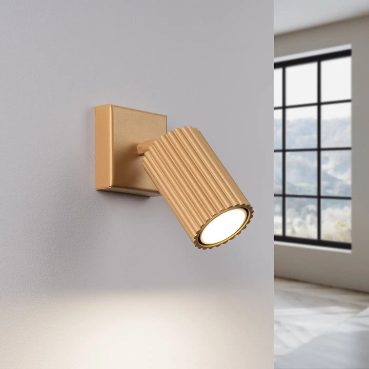Applique murale karbon doré avec tête cylindrique cannelée et base carrée compatible ampoules gu10 interchangeables design minimaliste