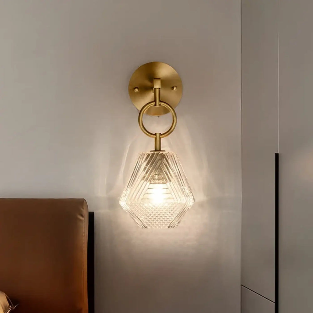 Applique murale dorée suspendu avec une petite chaine


